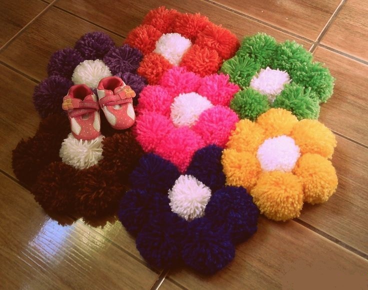 Flower rug tied from pompons