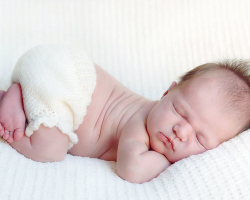 Ένα μηνιαίο παιδί κοιμάται στο στομάχι του. Μπορείτε να κοιμηθείτε στο στομάχι ενός μωρού;