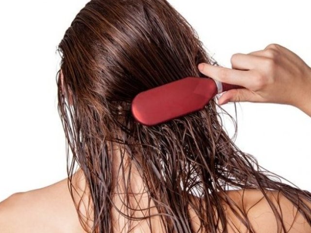 ¿Por qué no puedes peinar el cabello mojado? ¿Cuándo peinar tu cabello correctamente después de lavarte la cabeza?