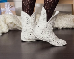 Slopels and Boots untuk kostum suite untuk kait perempuan: pola, diagram, deskripsi. Jenis Sandal Rajutan dan Sepatu Salju Di atas Rajutan Gadis: Foto
