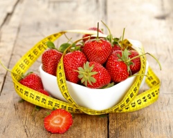 How many calories are fresh and frozen in strawberries? Is it possible to eat strawberries when you lose weight? Strawberry properties for weight loss