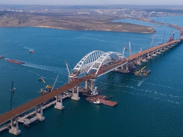 Самый длинный мост над водой в России и Европе — Крымский мост: общие характеристики, предыстория, выбор названия, влияние на окружающую среду, интересные факты