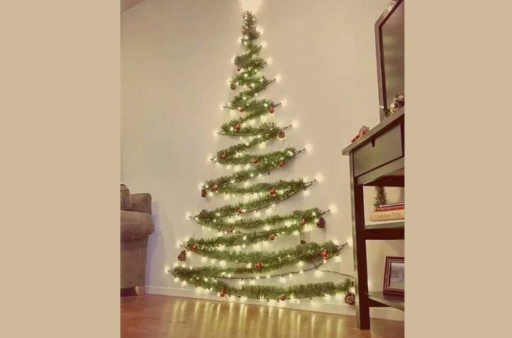 Novoletno umetno božično drevo iz Mishura na steni z lastnimi rokami