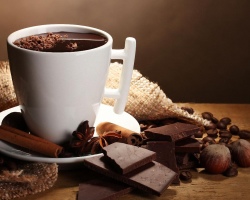 Chocolat chaud: une recette de la poudre de cacao et du lait, du lait condensé, de la crème à la maison. En quoi le chocolat chaud est-il différent du cacao?