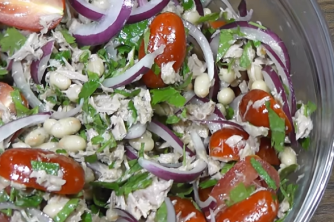 Kacang putih dan salad tuna dalam 10 menit langkah