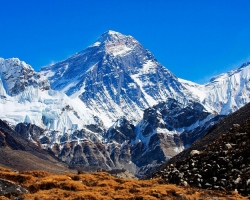 Le plus haut sommet du monde de l'Everest: hauteur, climat, monde vivant, coordonnées du mont Jomolungma, toponymie du nom, découvreurs, faits dangereux et nuances de montée. Comment l'activité humaine affecte-t-elle l'écologie de la plus haute montagne de l'Everest?