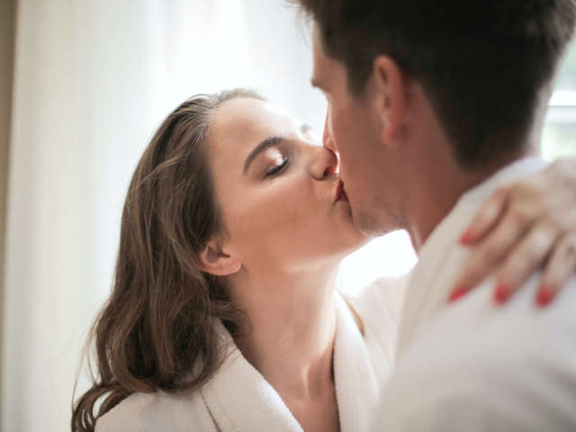 Γιατί ο τύπος αρχίζει να τρέμει κατά τη διάρκεια ενός φιλί;