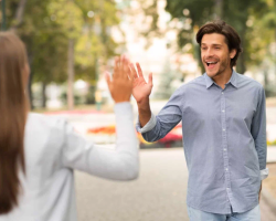 Lors d'une réunion, un homme fait signe aux deux mains, d'une main pour une femme: qu'est-ce que cela signifie dans la langue des gestes?