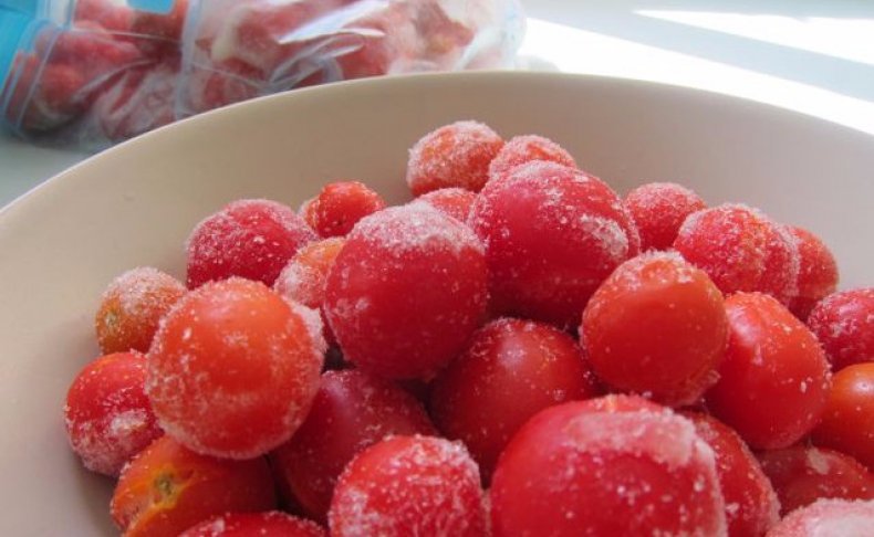 Для приготовления томаты лучше не размораживать, а готовить в замороженном виде