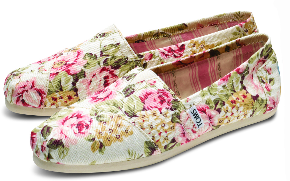 Gaya chic shebby dalam pakaian - sepatu bunga