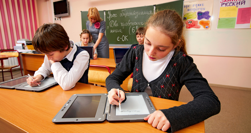 Les enfants écrivent dans un appareil électronique