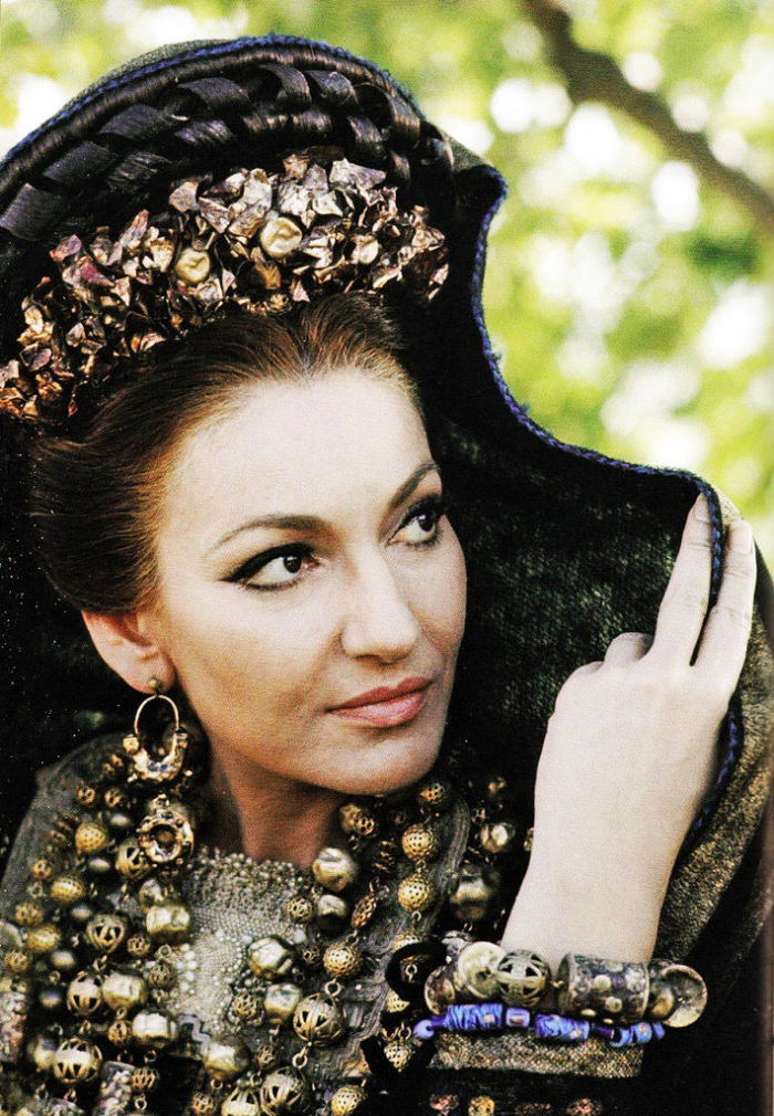 Féminin et en même temps fort représentant du nom - la chanteuse d'opéra Maria Callas