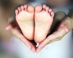 Γιατί ένα μωρό, ένα μωρό που πιέζει τα πόδια του στα πόδια του όταν περπατά; Γιατί το παιδί κρατά τα δάχτυλα των ποδιών του όταν περπατάει, τι να κάνει;