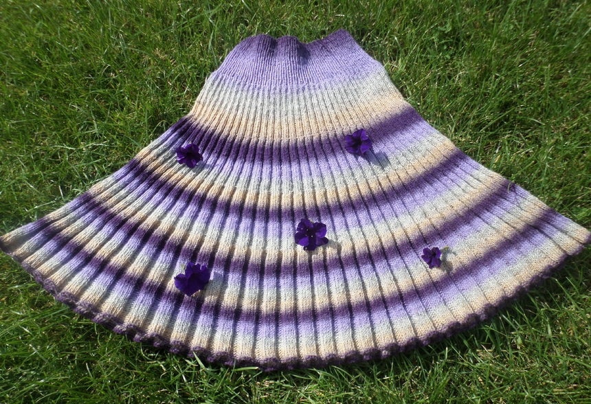 Болгарская юбка, выполненная спицами, лежит на траве