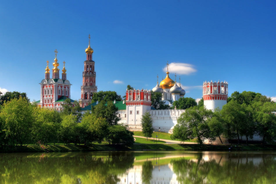 Новодевичий монастырь - красивейший представитель старинной архитектуры города москва