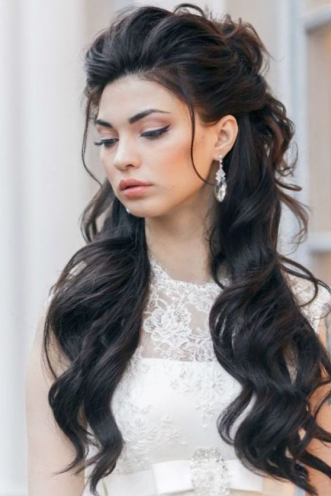 Прически с начесом на распущенных волосах часто выбирают невесты