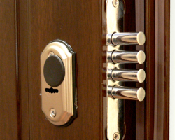 Αξιολόγηση των κλειδαριών στην πόρτα της μεταλλικής πόρτας εισόδου: Επισκόπηση των καλύτερων εμπορικών σημάτων, των κατασκευαστών, της ταξινόμησης των κλειδαριών σε μυστικότητα, της αντίστασης στην πειρατεία. Ποιες είναι οι κυλινδρικές κυλινδρικές κλειδαριές στην μπροστινή πόρτα είναι η πιο αξιόπιστη, φθηνή, ποια κλειδαριά είναι καλύτερα να επιλέξετε;