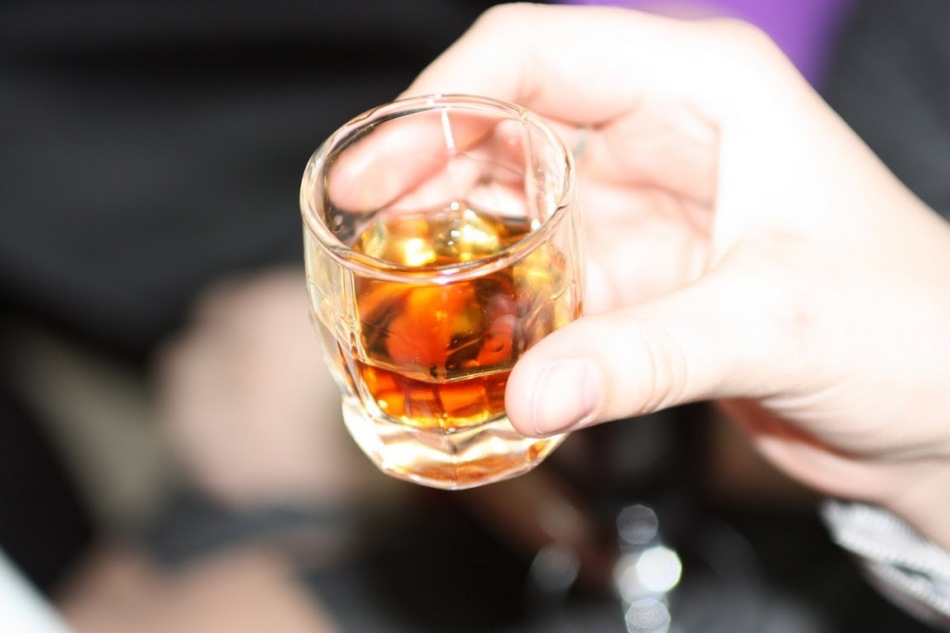 Употребление алкоголя может стать причиной появления "сосудистых звездочек"