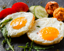 Πρέπει να προσθέσω λάδι όταν τηγανίζουμε τηγανητά αυγά; Σε ποιο λάδι είναι καλύτερο να τηγανίζουμε τα ομελέτα;