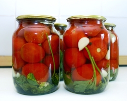 Les tomates pour l'hiver sont des recettes. Tomates en conserve et marinée dans les banques