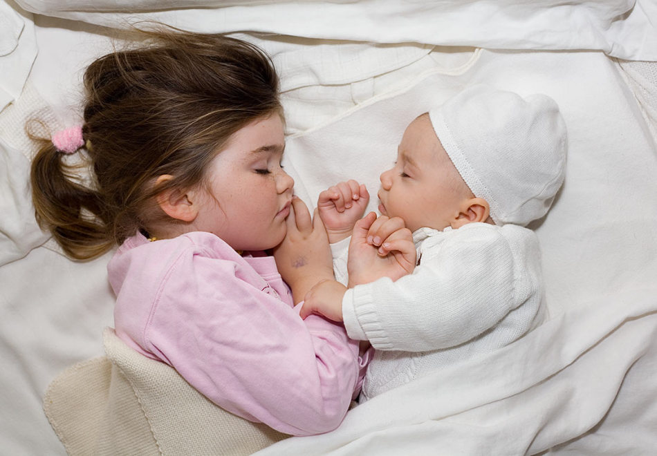 Comment calmer le bébé avec des herbes et des décoctions?