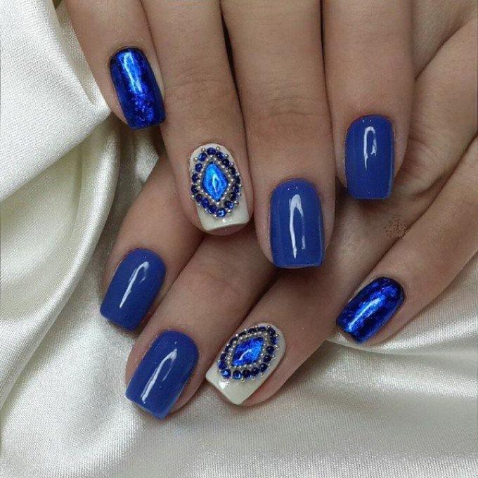 Синие жидкие камни на васильковых ногтях