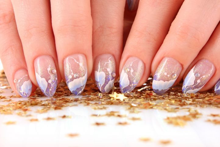 Almond -shaped nails of medium length.