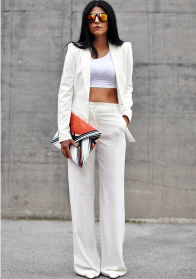 Če izberete kombinacijo belih hlač in voluminozne bele jakne, lahko celo ustvarite popolne figure
