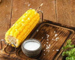 The calorie content of boiled, raw, baked in the oven, prepared for a couple of corn per 100 grams, for 1 ears: composition, properties, vitamins and minerals. Can boiled corn when losing weight? Calorie content with corn: salads baked in the oven