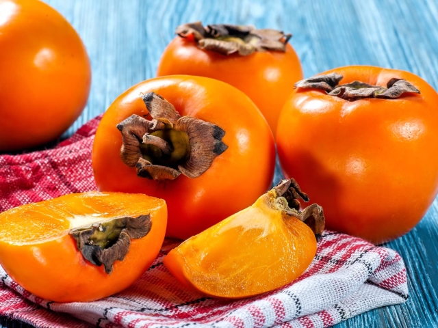 Is it possible to eat a persimmon with a peel - benefit and harm