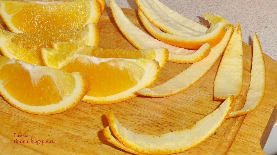 Preparazione di arance per marmellata arancione