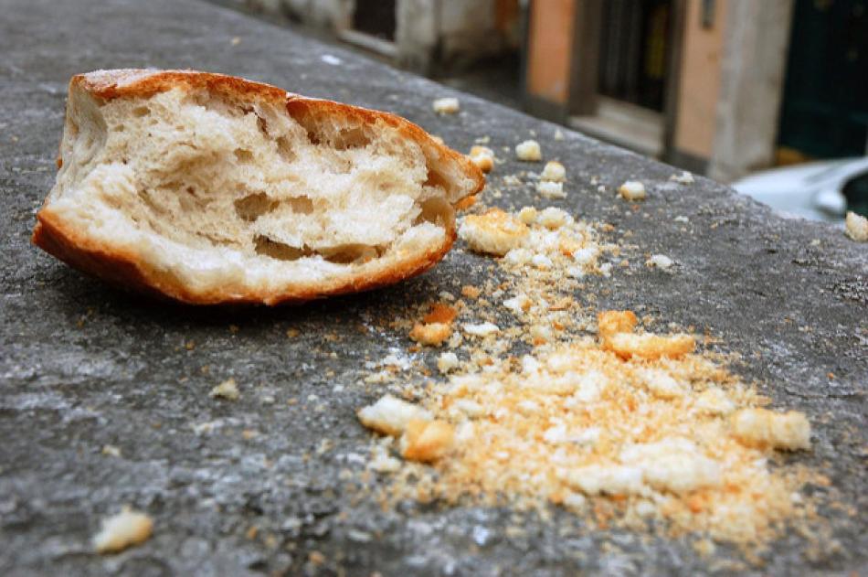 A kenyér morzsák egy álomban a szegénység szimbóluma.