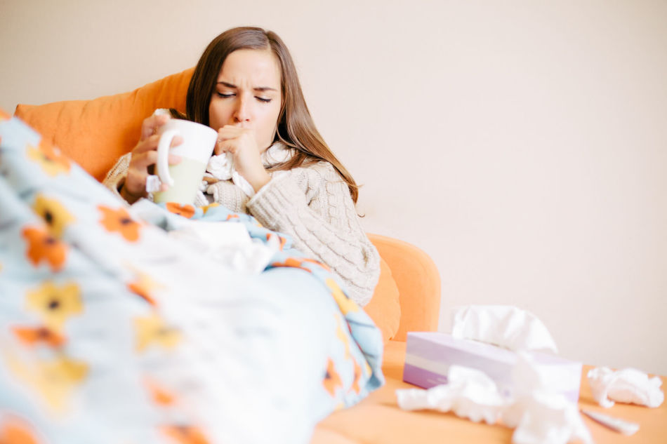 Pri kašljanju nosečnic je bolje piti zeliščne čaje, ki jih dovoli zdravnik.