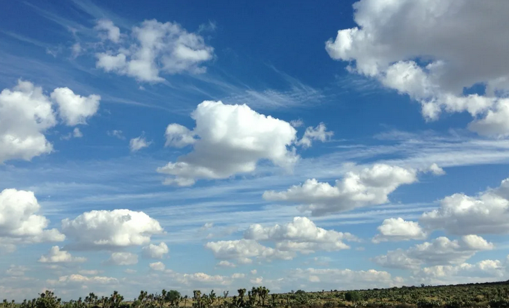 Cielo azul y claro