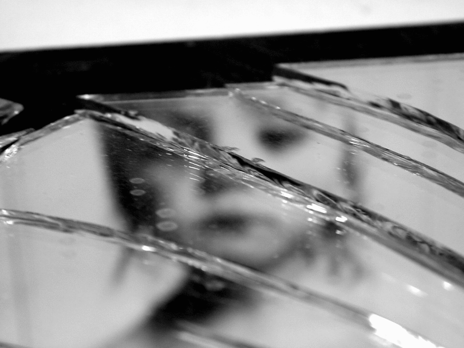 Si l'enfant a cassé le miroir, vous ne pouvez pas le laisser regarder dans des fragments