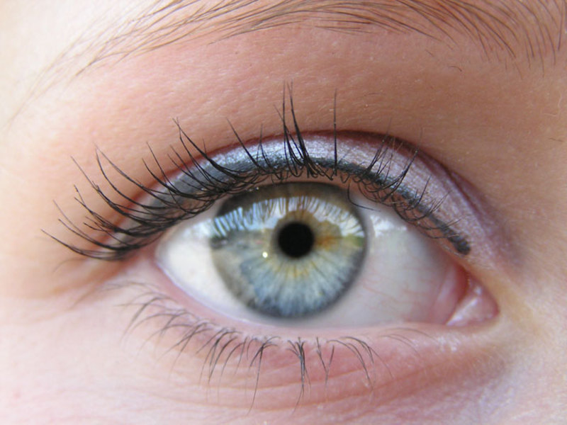 В период курса лечения ресниц ограничьте глаза в косметике