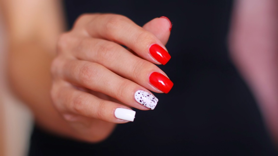 Red-white manicure