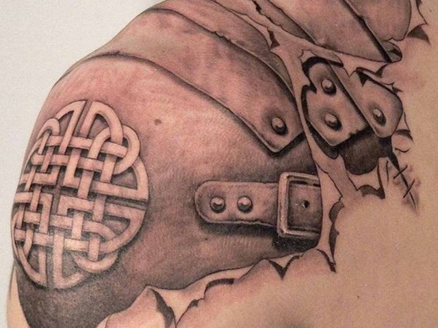 15 крутых мужских татуировок на грудные мышцы: идеи для тату и фото