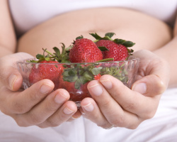 Y a-t-il une fraise pour les femmes enceintes, y aura-t-il des allergies? Les avantages des fraises pendant la grossesse: vitamines dans les fraises pour les femmes enceintes