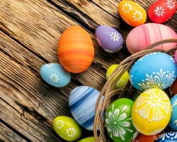 Kapan, pada hari apa telur dicat pada Paskah?