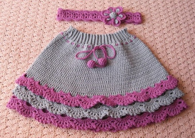 Jupe d'été avec des aiguilles à tricot pour une fille de 4 à 6 ans