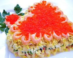 Salad kerajaan dengan kaviar merah dan cumi -cumi, udang, salmon, tongkat kepiting, ayam, daging, champignon, nanas, prem: resep terbaik, foto