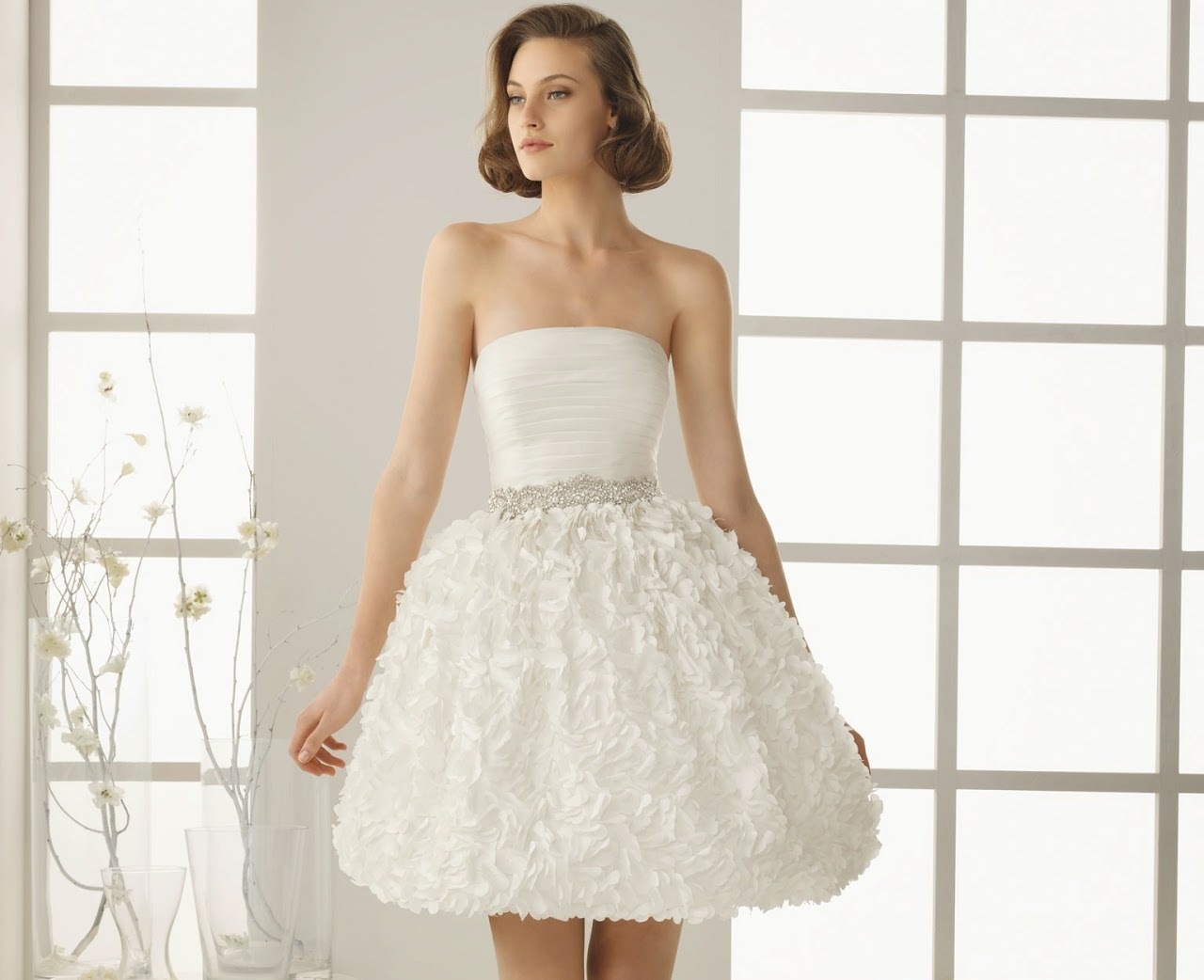 Gaun putih dengan rok yang indah