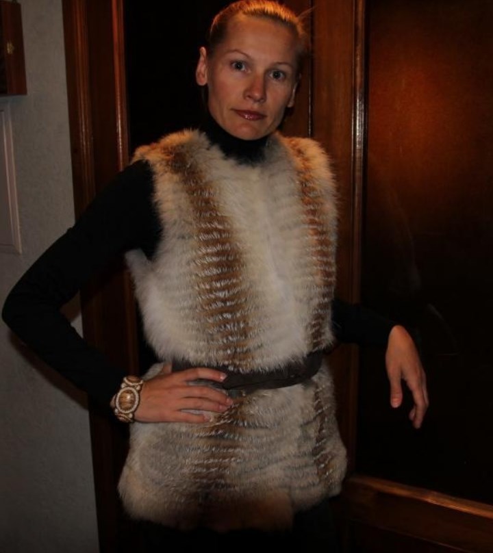 Fur vest with knitted liner from thin stripes