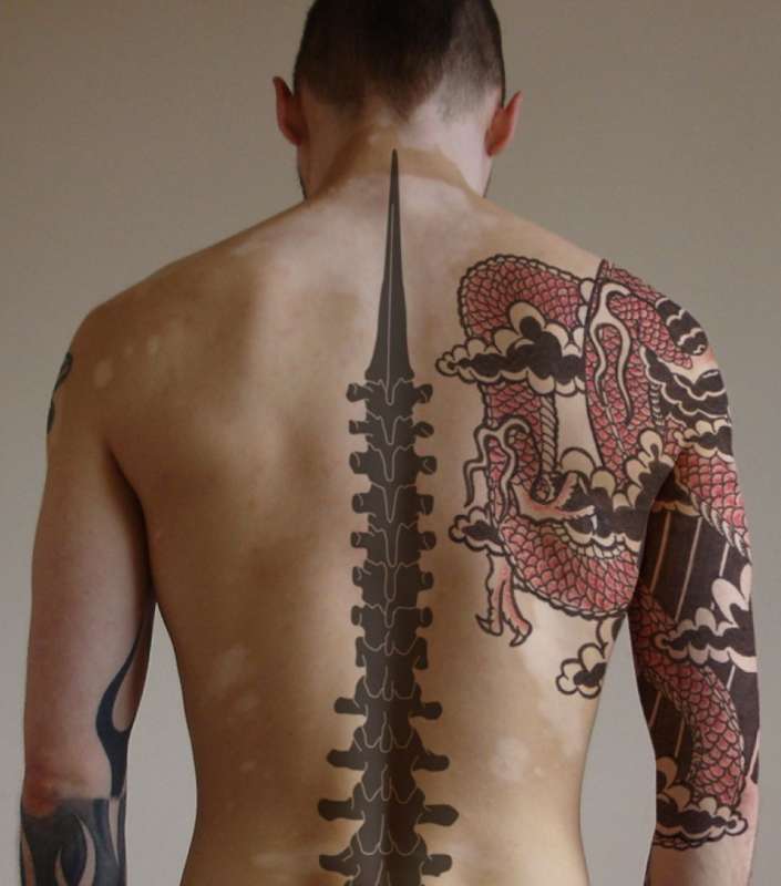 Мужчины наносят на позвоночник более крупные татуировки