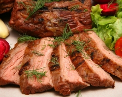 Babi dalam oven: Resep terbaik untuk meja perayaan. Cara menyiapkan daging babi dalam oven dalam bahasa Prancis, dengan jamur, keju, kentang, nanas, sayuran, prem, di bawah mantel bulu: resep: resep. Bumbu Babi di Oven: Resep
