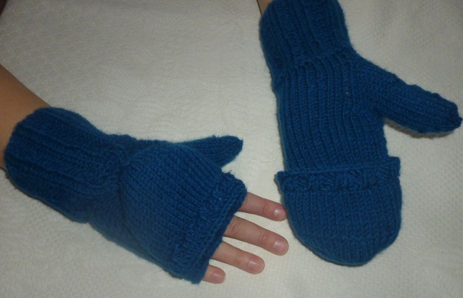 Blue transformer mittens with knitting needles with a folding top in the arms of a boy