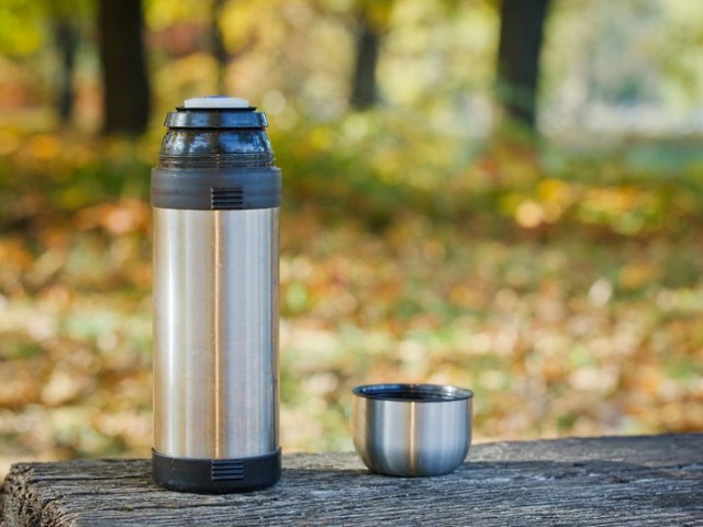 Wie und was zu reinigen ist, waschen Sie die Thermosachen aus Edelstahl und eine Glasflasche aus einer Thermos