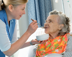 Πώς να κανονίσετε τη φροντίδα ενός ηλικιωμένου άνω των 80 ετών; Πώς να λάβετε πληρωμές για τη φροντίδα ηλικιωμένων; Έγγραφα για βοήθεια για την παλαιότερη φροντίδα