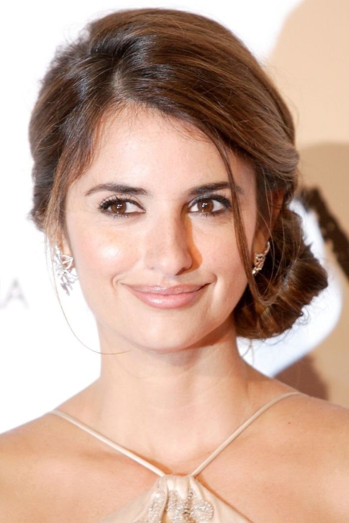 With the help of such a hairpin, you can create a pretty side beam like a hairstyle of Penelope Cruz